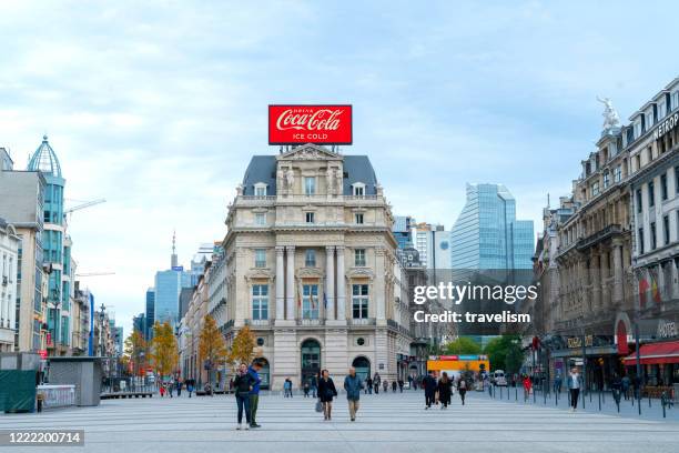 fånga distriktet quartier marais jacqmain i bryssel med fin de siacle til moderna byggnader. på toppen av byggnaden i centrum är enorm banner av koks reklam skyltning - pedestrian zone bildbanksfoton och bilder