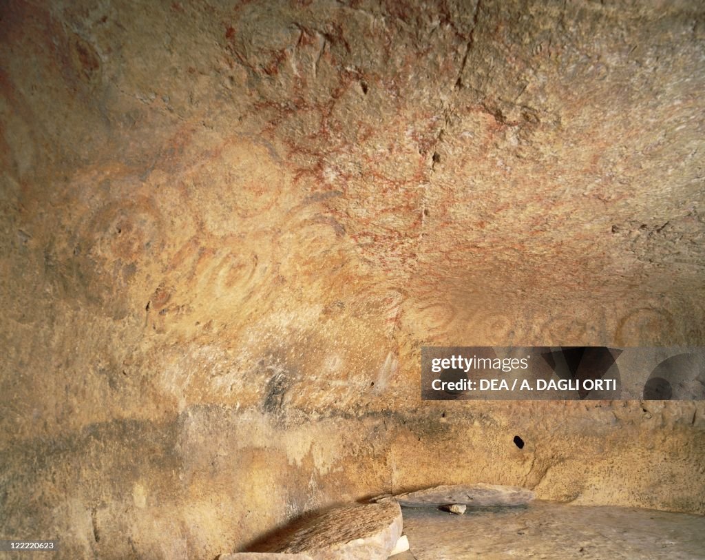 Malta, Paola, Hal Saflieni Hypogeum, Oracle Room with volute red decorations