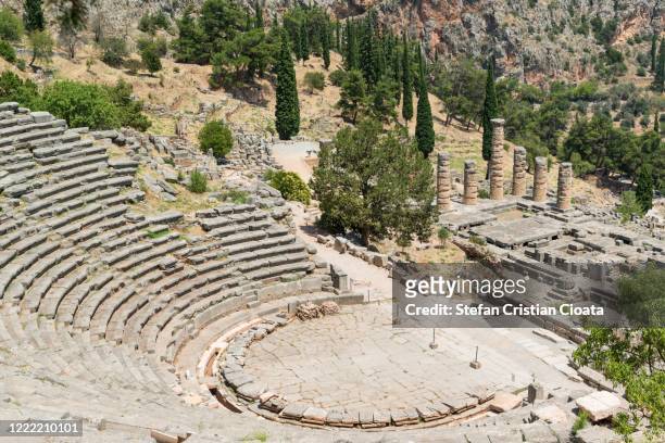 delphi theater and apollo temple, greece - delfi foto e immagini stock