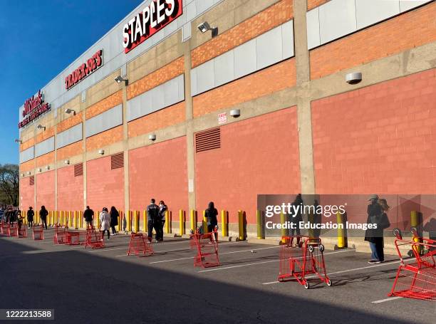 Long Line At Store Long Grocery Store Line Photos and Premium High Res Pictures - Getty Images