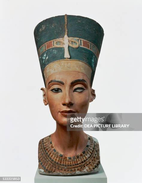 Egyptian civilization, New Kingdom, Dynasty XVIII. Bust of Queen Nefertiti.