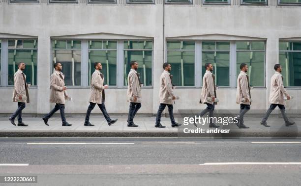 secuencia de un hombre de negocios casual caminando por las calles de londres - series fotografías e imágenes de stock