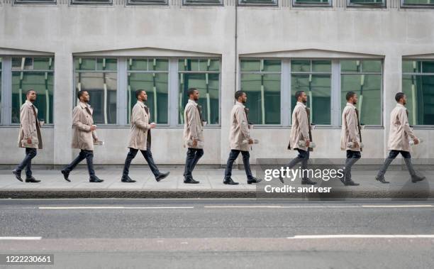 séquence d’un homme d’affaires occasionnel marchant dans les rues de londres - trench coat photos et images de collection