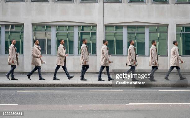 opeenvolging van een toevallige bedrijfsmens die op de straten van londen loopt - continuity stockfoto's en -beelden