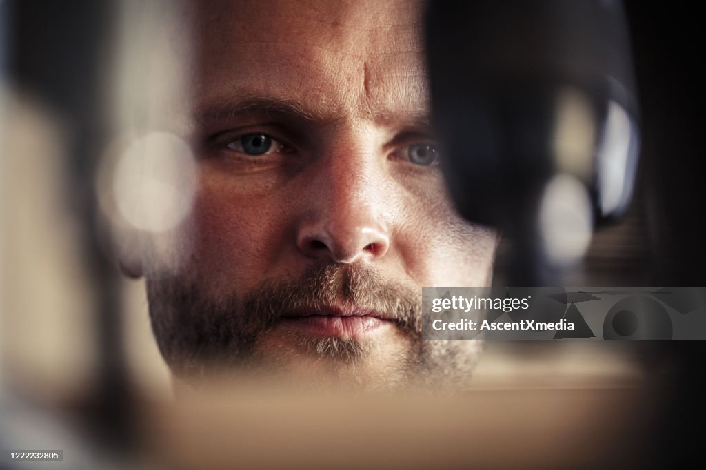 Zimmermann schneidet Holz in Werkstatt