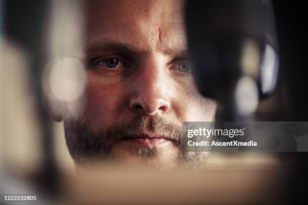 carpintero corta madera en taller - madera material de construcción fotografías e imágenes de stock