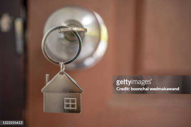 silver house key in a door - house key 個照片及圖片檔