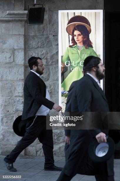 jeruzalem, israël 9 mei 2019: hasidic joden met yarmulke gaan op de straat van jeruzalem, israël - orthodox jodendom stockfoto's en -beelden