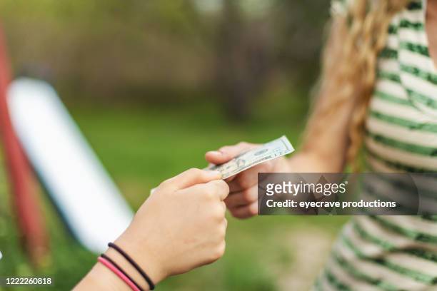 us-papierwährung aus denbeinem landleben in den westlichen usa - taschengeld kind stock-fotos und bilder