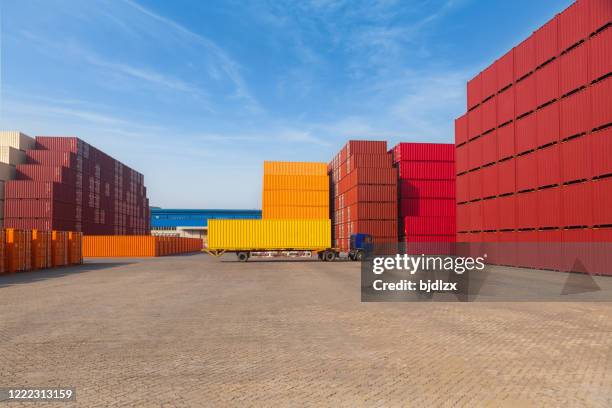 cantiere di container industriali per attività di esportazione di importazione logistica - cantiere navale foto e immagini stock