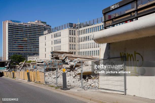 June 2020, Rhineland-Palatinate, Ludwigshafen: Building rubble lies on the partly demolished Hochstraße Süd. The demolition of the roadway, which...