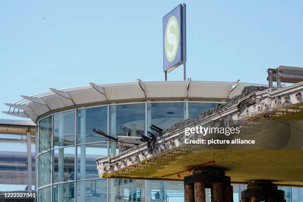 June 2020, Rhineland-Palatinate, Ludwigshafen: The partly demolished Hochstraße Süd is located in front of a train stop. The demolition of the route,...