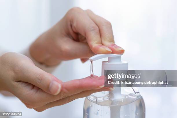 hand washing gel prevents coronavirus infection,coronavirus,alcohol gel and face mask,hand gel - hand sanitiser - fotografias e filmes do acervo