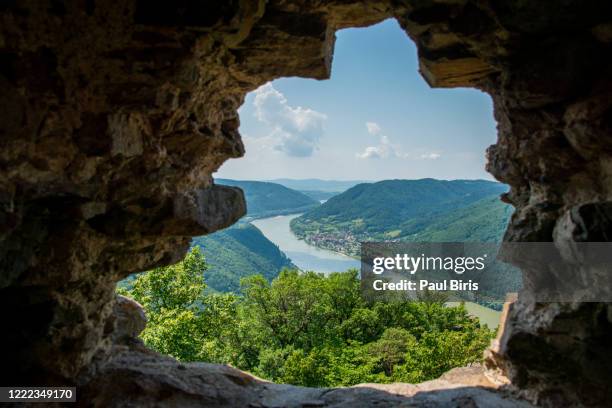 austria, upper austria. view to the danube river at a sunny summer day in wachau region - rio danúbio - fotografias e filmes do acervo