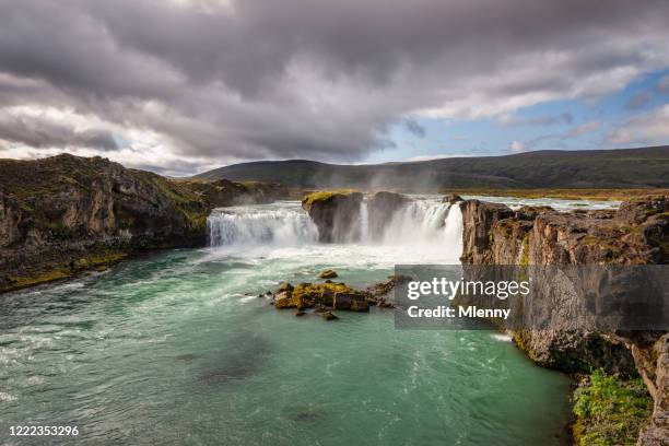 island godafoss wasserfall unter dramatischen skyscape - akureyri stock-fotos und bilder