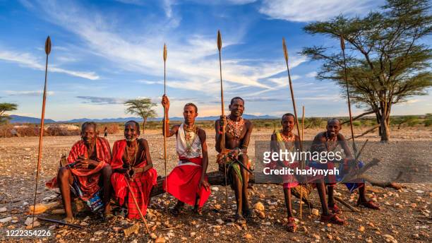 guerrieri africani della tribù samburu, kenya centrale, africa orientale - samburu foto e immagini stock