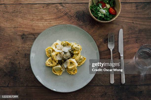 flat lay shot of ravioli on dining table - silverware photos et images de collection