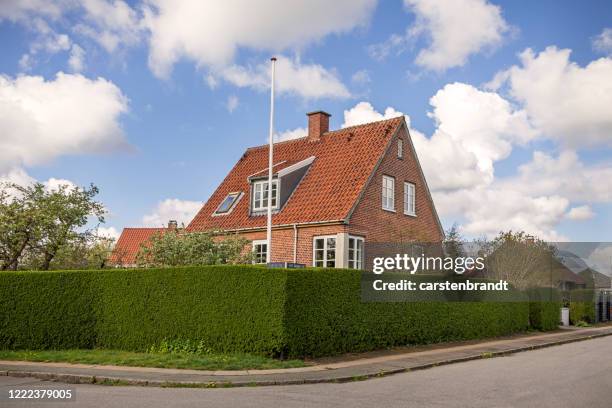 einfamilienhaus in den vororten - house denmark stock-fotos und bilder