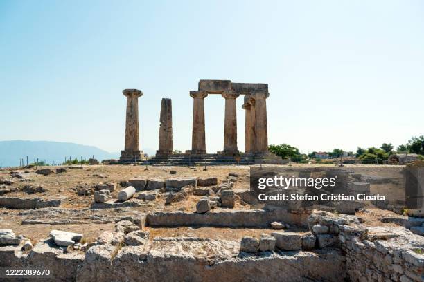 apollo temple corinth peloponnese greece - templo de apolo corinto imagens e fotografias de stock