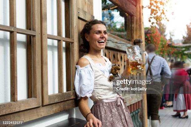 oktoberfest - bar de cerveza fotografías e imágenes de stock