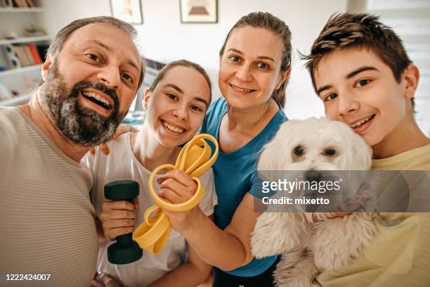 familien-selfie - family teenager home life stock-fotos und bilder