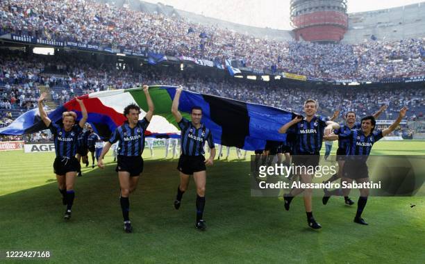 Andreas Brehme, Andrea Mandorlini, Giuseppe Bergomi, Nicola Berti, Ramon Diaz and Riccardo Ferri of FC Internazionale celebrate the Serie A victory...