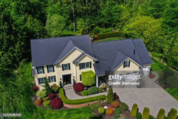 vista aerea di un moderno esterno della casa in stile artigiano americano - ripresa di drone foto e immagini stock
