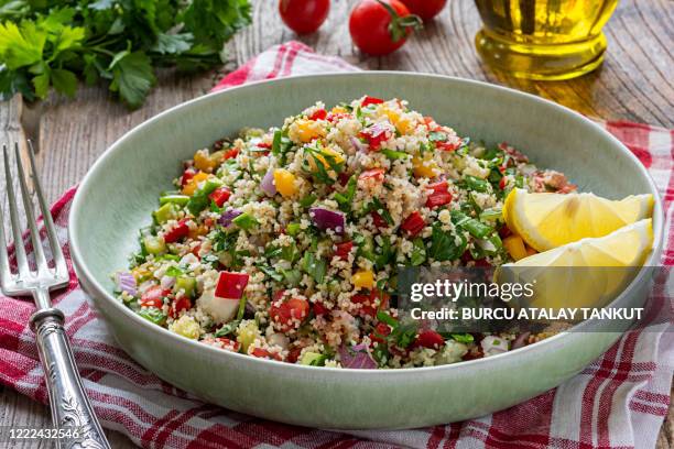 tabbouleh salad with bulgur wheat - tabulé fotografías e imágenes de stock