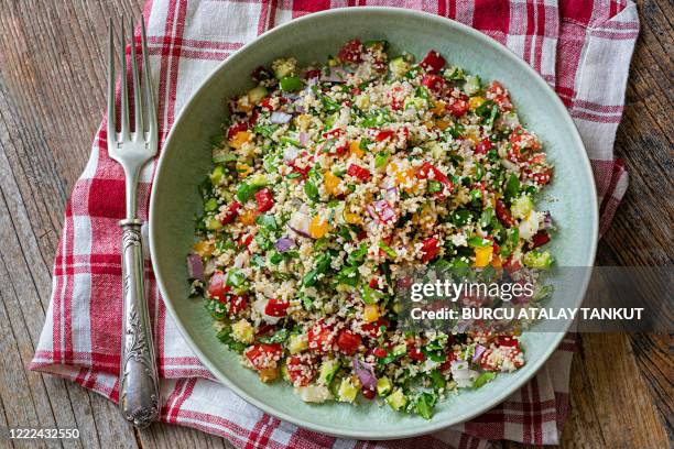 tabbouleh salad with bulgur wheat - tabulé fotografías e imágenes de stock