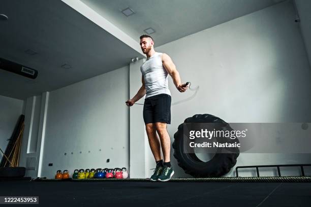 jonge mensenopleiding met zijn sprongkabel in de gymnastiek - springtouw stockfoto's en -beelden