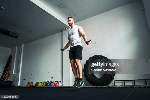 jovem treinando com sua corda de salto na academia - skipping along - fotografias e filmes do acervo