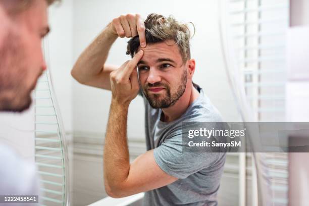 mann mit pickel im gesicht - zu hause bleiben redewendung stock-fotos und bilder