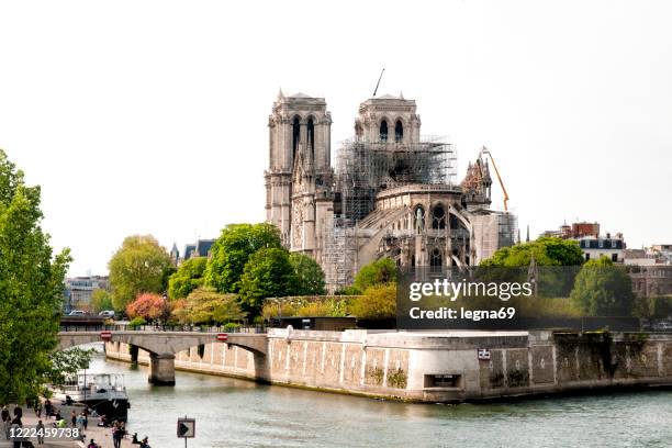 notre dame cathedral in paris, after the fire. - notre dame de paris stock pictures, royalty-free photos & images
