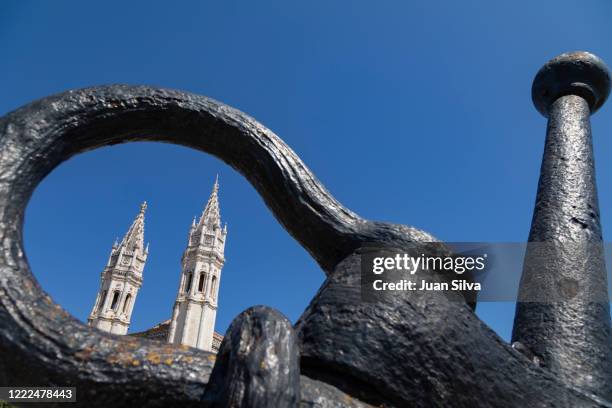 the navy museum in lisbon seen through ship anchor, portugal - abby silva fotografías e imágenes de stock