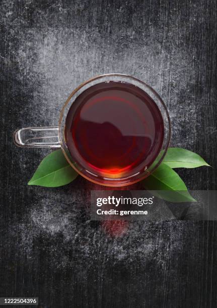 hojas de té y té - hojas de té secas fotografías e imágenes de stock