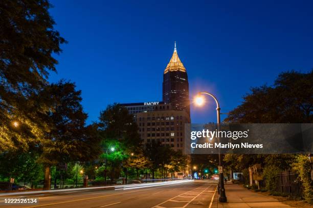 emory krankenhaus auf peachtree in der nacht beleuchtet - peachtree street stock-fotos und bilder