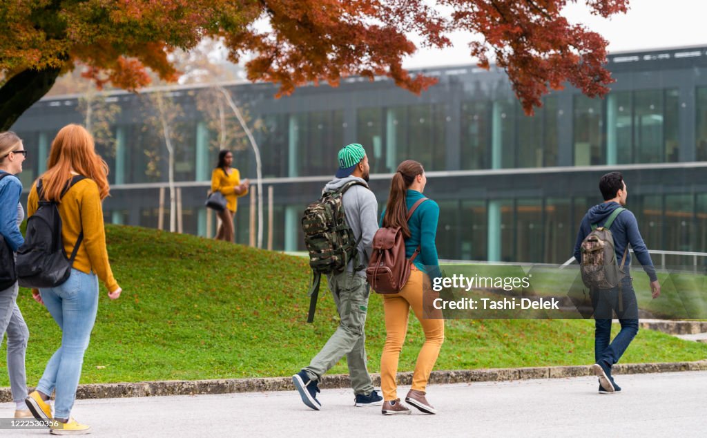 Estudantes no campus