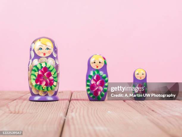 russian doll on pink - mamushka fotografías e imágenes de stock