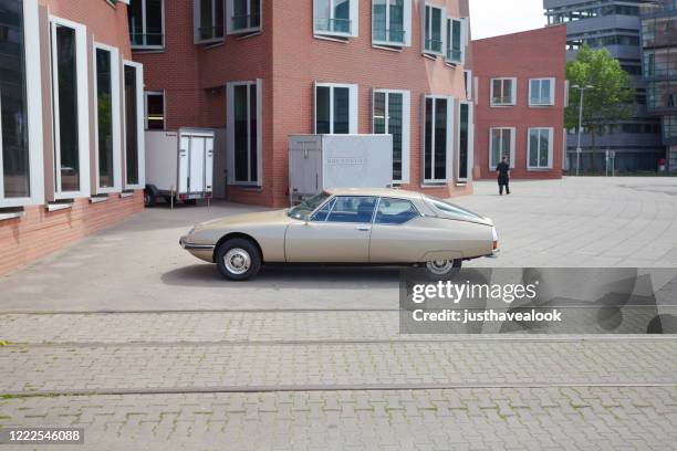 citroen oldtimer parked in media harbor duesseldorf - citroën ds stock pictures, royalty-free photos & images