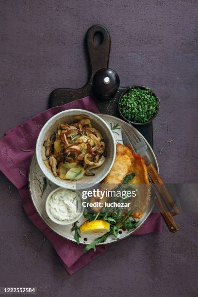 kip milanese met knapperige aardappelen en rucola - milanese stockfoto's en -beelden