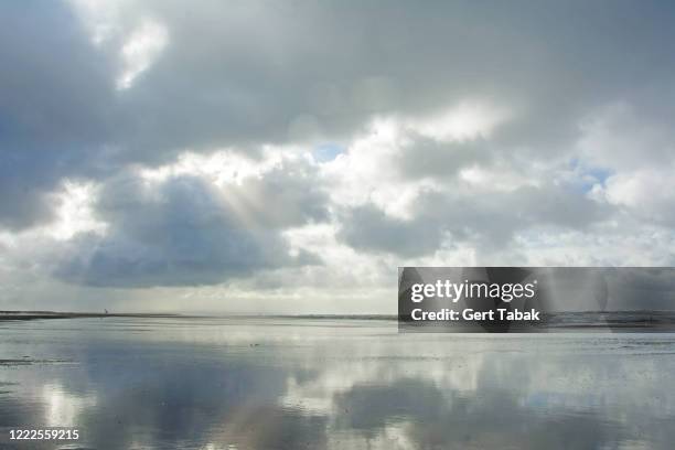 wolken boven en op het strand - vlieland stock pictures, royalty-free photos & images