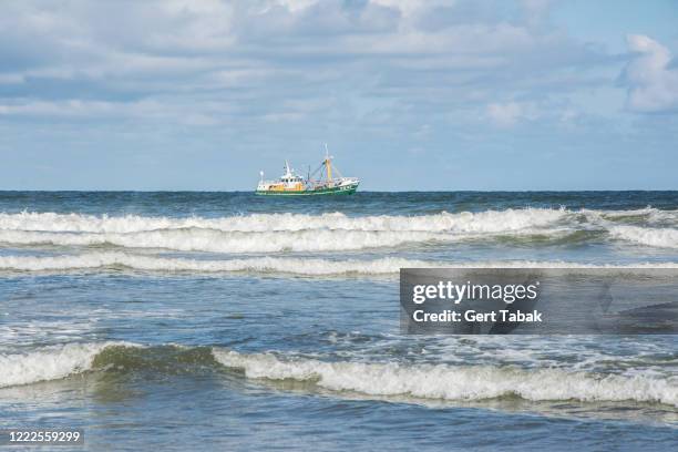 vissersboot op zee - vlieland stock pictures, royalty-free photos & images