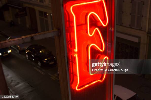 neon e letter. - neon sign foto e immagini stock