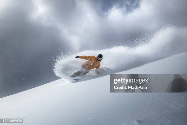 giro de polvo, marcus kleveland - snowboarding fotografías e imágenes de stock