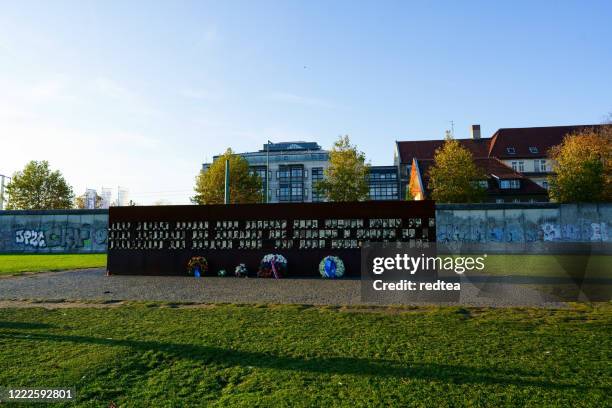 berlin wall segment - the berlin wall stock pictures, royalty-free photos & images