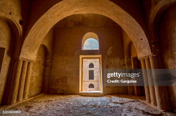 het kasteel qasr kharana van de woestijn dichtbij amman, jordanië - qasr kharana stockfoto's en -beelden