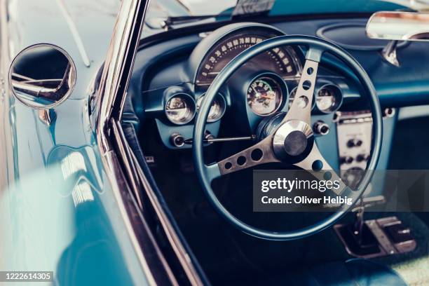 the interior of an vintage american car from the 50s with steering wheel and gearstick - oldtimerauto stock-fotos und bilder