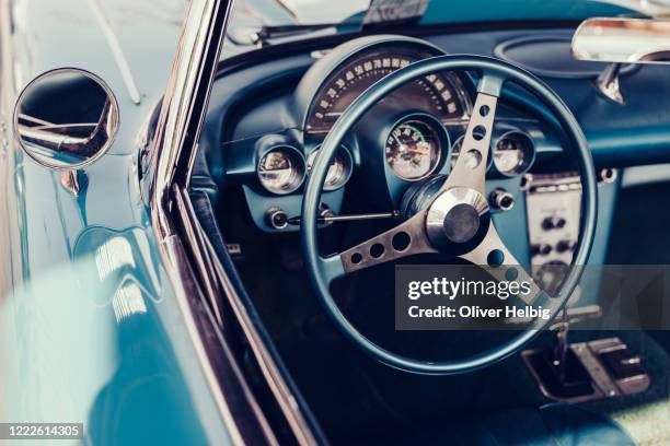 the interior of an vintage american car from the 50s with steering wheel and gearstick - expensive car fotografías e imágenes de stock