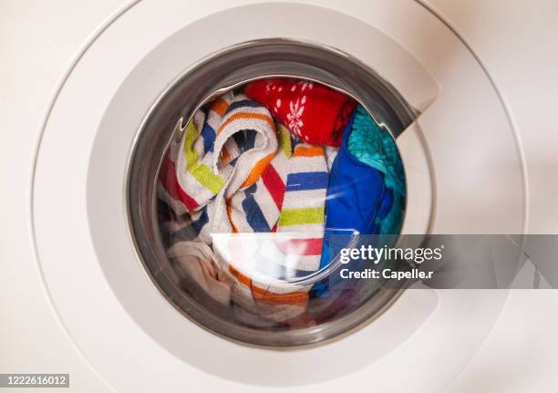 ménage - machine à laver pleine de linge - overflow stock pictures, royalty-free photos & images