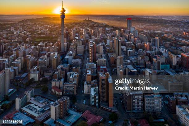 aerial view of the magnificent johannesburg city centre at sunset - johannesburg 個照片及圖片檔